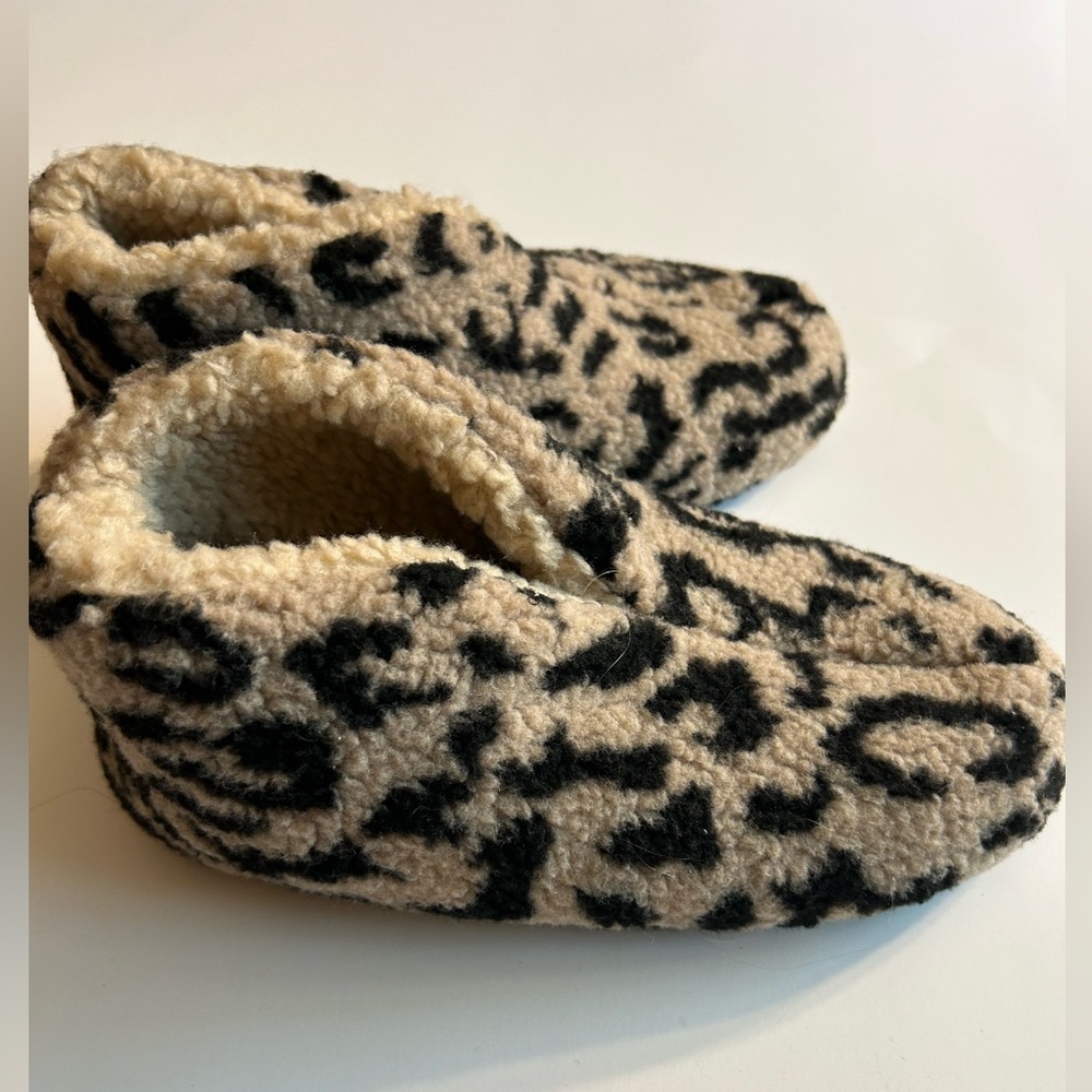 AERIE ANKLE BOOTIE ANIMAL PRINT HOUSE SHOES/SLIPPERS BLACK/TAN COLORS WOMEN’S 9